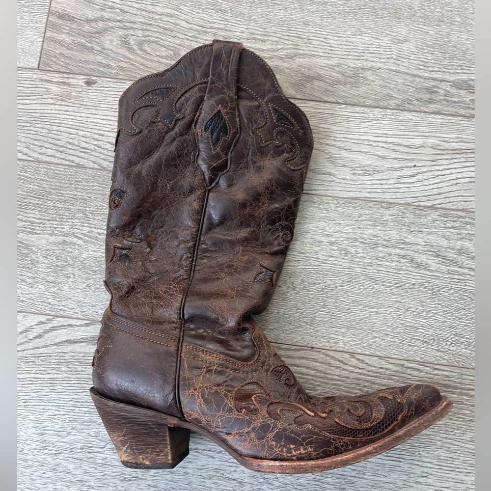Corral Vintage made in Mexico cowboy boots. Worn in and comfy! Size W 9.
